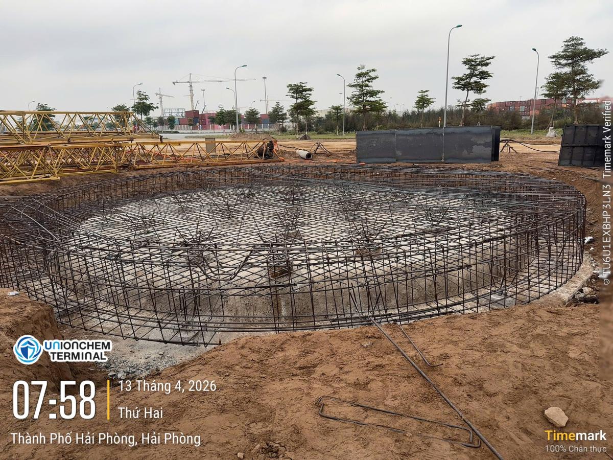 進行儲槽基礎鋼筋捆紮